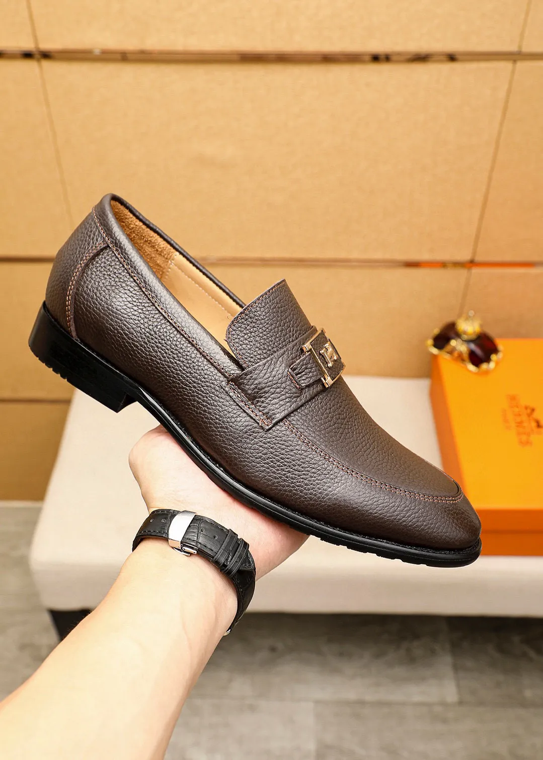 Men's shoes 💰442 💐 Product trademark: HERMES "Hermès" casual leather shoes Regular size: 38-44 (45🉑️customized) Product materials: Selected imported first-layer pebbled calfskin upper + luxury hardware buckle, imported water-dyed 🐂 cowhide lining. Strong three-dimensional visual effect, combined outsole Color: 2⃣️colors available
